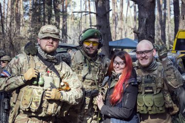 Poltava, Ukrayna - 16 Mart 2019: Oyun - İrlanda Ulusal ordu Protestanlar ve airsoft oyun, İngiliz düzenli ordu arasındaki düşmanlıklar taklidi.