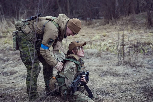 Poltava, Ukrayna - 16 Mart 2019: Oyun - İrlanda Ulusal ordu Protestanlar ve airsoft oyun, İngiliz düzenli ordu arasındaki düşmanlıklar taklidi.