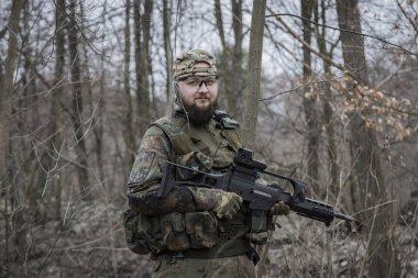 Poltava, Ukrayna - 16 Mart 2019: Oyun - İrlanda Ulusal ordu Protestanlar ve airsoft oyun, İngiliz düzenli ordu arasındaki düşmanlıklar taklidi.