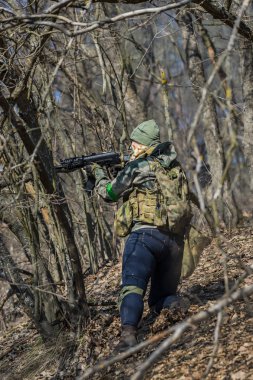 Poltava, Ukrayna - 16 Mart 2019: Oyun - İrlanda Ulusal ordu Protestanlar ve airsoft oyun, İngiliz düzenli ordu arasındaki düşmanlıklar taklidi.