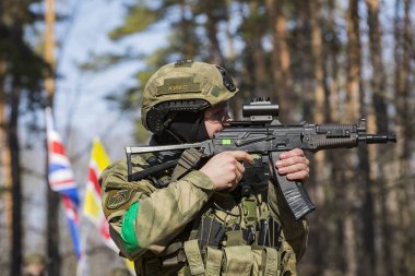 Poltava, Ukrayna - 16 Mart 2019: Oyun - İrlanda Ulusal ordu Protestanlar ve airsoft oyun, İngiliz düzenli ordu arasındaki düşmanlıklar taklidi.