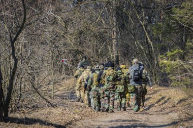 Poltava, Ukrayna - 16 Mart 2019: Oyun - İrlanda Ulusal ordu Protestanlar ve airsoft oyun, İngiliz düzenli ordu arasındaki düşmanlıklar taklidi.