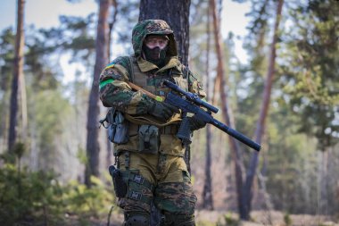 Poltava, Ukrayna - 16 Mart 2019: Oyun - İrlanda Ulusal ordu Protestanlar ve airsoft oyun, İngiliz düzenli ordu arasındaki düşmanlıklar taklidi.