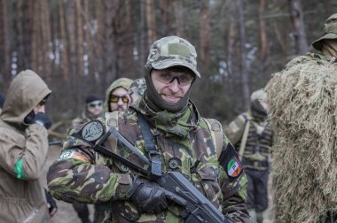 Poltava, Ukrayna - 16 Mart 2019: Oyun - İrlanda Ulusal ordu Protestanlar ve airsoft oyun, İngiliz düzenli ordu arasındaki düşmanlıklar taklidi.