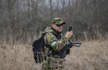 Poltava, Ukrayna - 16 Mart 2019: Oyun - İrlanda Ulusal ordu Protestanlar ve airsoft oyun, İngiliz düzenli ordu arasındaki düşmanlıklar taklidi.