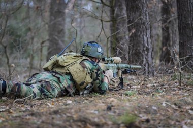 Poltava, Ukrayna - 16 Mart 2019: Oyun - İrlanda Ulusal ordu Protestanlar ve airsoft oyun, İngiliz düzenli ordu arasındaki düşmanlıklar taklidi.