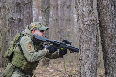 Poltava, Ukrayna - 16 Mart 2019: Oyun - İrlanda Ulusal ordu Protestanlar ve airsoft oyun, İngiliz düzenli ordu arasındaki düşmanlıklar taklidi.