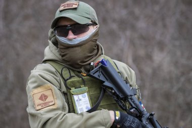 Poltava, Ukrayna - 16 Mart 2019: Oyun - İrlanda Ulusal ordu Protestanlar ve airsoft oyun, İngiliz düzenli ordu arasındaki düşmanlıklar taklidi.