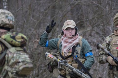 Poltava, Ukrayna - 16 Mart 2019: Oyun - İrlanda Ulusal ordu Protestanlar ve airsoft oyun, İngiliz düzenli ordu arasındaki düşmanlıklar taklidi.