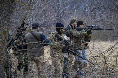 Poltava, Ukrayna - 16 Mart 2019: Oyun - İrlanda Ulusal ordu Protestanlar ve airsoft oyun, İngiliz düzenli ordu arasındaki düşmanlıklar taklidi.