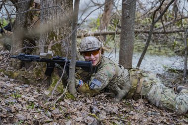Poltava, Ukrayna - 16 Mart 2019: Oyun - İrlanda Ulusal ordu Protestanlar ve airsoft oyun, İngiliz düzenli ordu arasındaki düşmanlıklar taklidi.