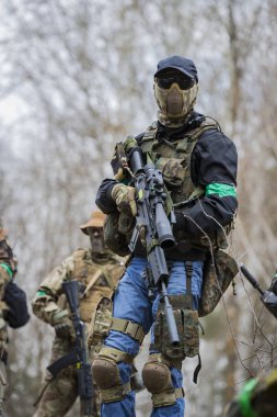 Poltava, Ukrayna - 16 Mart 2019: Oyun - İrlanda Ulusal ordu Protestanlar ve airsoft oyun, İngiliz düzenli ordu arasındaki düşmanlıklar taklidi.