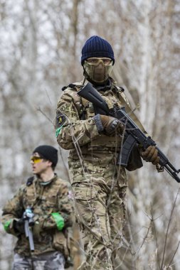 Poltava, Ukrayna - 16 Mart 2019: Oyun - İrlanda Ulusal ordu Protestanlar ve airsoft oyun, İngiliz düzenli ordu arasındaki düşmanlıklar taklidi.