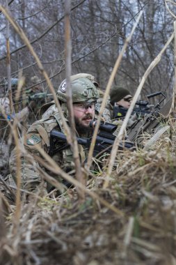 Poltava, Ukrayna - 16 Mart 2019: Oyun - İrlanda Ulusal ordu Protestanlar ve airsoft oyun, İngiliz düzenli ordu arasındaki düşmanlıklar taklidi.
