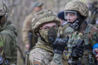 Poltava, Ukrayna - 16 Mart 2019: Oyun - İrlanda Ulusal ordu Protestanlar ve airsoft oyun, İngiliz düzenli ordu arasındaki düşmanlıklar taklidi.