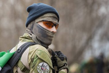 Poltava, Ukrayna - 16 Mart 2019: Oyun - İrlanda Ulusal ordu Protestanlar ve airsoft oyun, İngiliz düzenli ordu arasındaki düşmanlıklar taklidi.