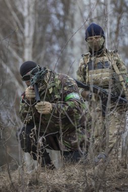 Poltava, Ukrayna - 16 Mart 2019: Oyun - İrlanda Ulusal ordu Protestanlar ve airsoft oyun, İngiliz düzenli ordu arasındaki düşmanlıklar taklidi.