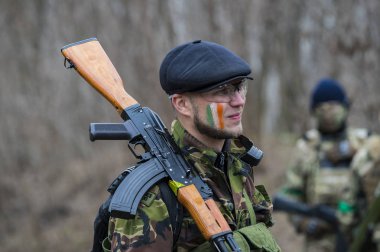 Poltava, Ukrayna - 16 Mart 2019: Oyun - İrlanda Ulusal ordu Protestanlar ve airsoft oyun, İngiliz düzenli ordu arasındaki düşmanlıklar taklidi.