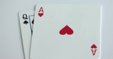 Blackjack ve pokerde iskambil kartları ile yirmi bir kart kombinasyonu.