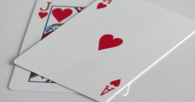 Blackjack ve pokerde iskambil kartları ile yirmi bir kart kombinasyonu.