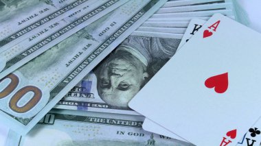 Amerikan doları para ve iki çift kart kombinasyonu dönen arka plan poker yakın çekim.