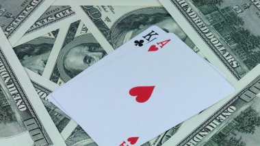 Amerikan doları para ve iki çift kart kombinasyonu dönen arka plan poker yakın çekim.