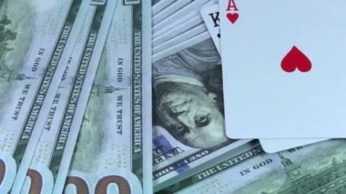 Amerikan doları para ve iki çift kart kombinasyonu dönen arka plan poker yakın çekim.