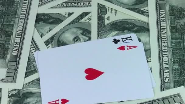 米ドルのお金から背景を回転し 2ダブルカードの組み合わせは ポーカークローズアップです — ストック動画