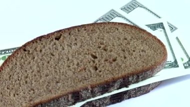 beyaz arka plan yakın çekim ekmek ve dolar yapılmış sandviç