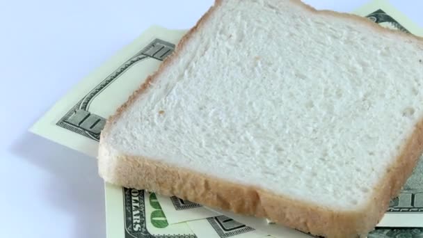 白い背景クローズアップにパンとドルで作られたサンドイッチ — ストック動画