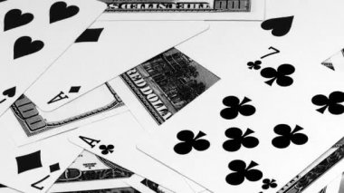 Amerikan doları para ve iki çift kart kombinasyonu dönen arka plan poker yakın çekim.