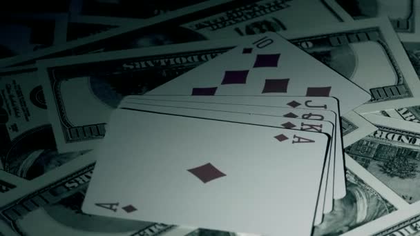 旋转背景从美元的钱和双双卡的组合 它是在扑克特写 — 图库视频影像