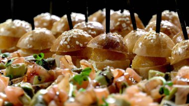 Peynir eti ve deniz ürünleri yakın çekim ile Mini canape.