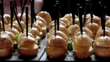 Peynir eti ve deniz ürünleri yakın çekim ile Mini canape.