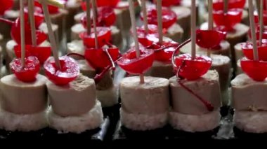 Peynir eti ve deniz ürünleri yakın çekim ile Mini canape.