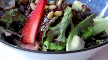 Sebze ve meyve çilek yakın çekim salatası