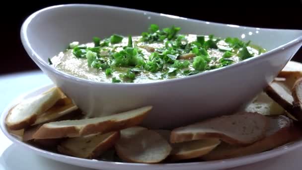 Hummus Frais Avec Des Verts Dans Une Assiette Céramique Close — Video