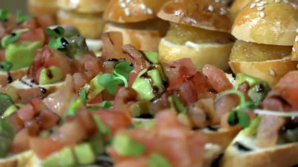 Mini Canapé Con Carne Queso Mariscos Tiro Cerca — Vídeos de Stock