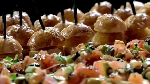 Mini Tartina Con Carne Formaggio Frutti Mare Primo Piano Shot — Video Stock
