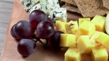 Peynir tabağı, çeşitli meyve ve bal peyniriyle yakın plan..