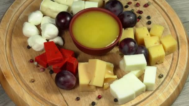 奶酪盘与多种水果和蜂蜜奶酪的特写 — 图库视频影像