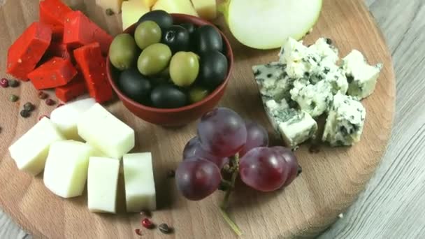 奶酪盘与多种水果和蜂蜜奶酪的特写 — 图库视频影像