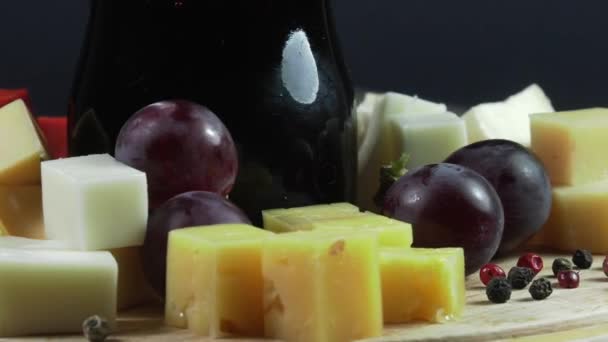 Prato Queijo Close Com Várias Variedades Frutas Mel Queijo — Vídeo de Stock