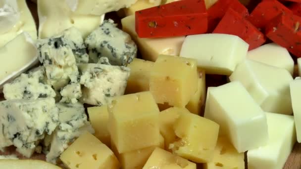 いくつかの種類の果物や蜂蜜チーズとチーズプレートのクローズアップ — ストック動画