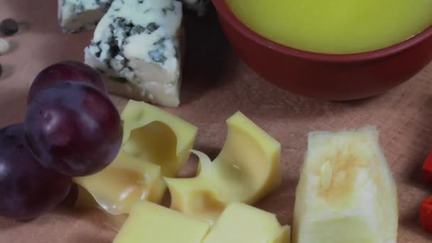 Placa Queso Primer Plano Con Varias Variedades Queso Frutas Miel — Vídeo de stock