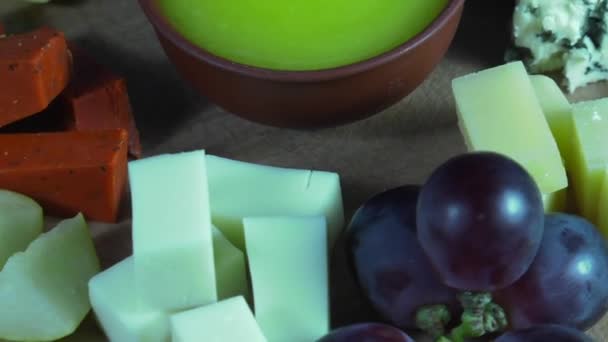 Prato Queijo Close Com Várias Variedades Frutas Mel Queijo — Vídeo de Stock
