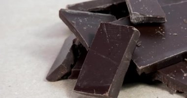 Dönen bir pist kat planında koyu çikolata parçaları.