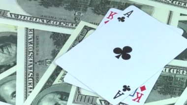 Amerikan doları para ve iki çift kart kombinasyonu dönen arka plan poker yakın çekim.