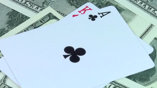 米ドルのお金から背景を回転し 2ダブルカードの組み合わせは ポーカークローズアップです — ストック動画
