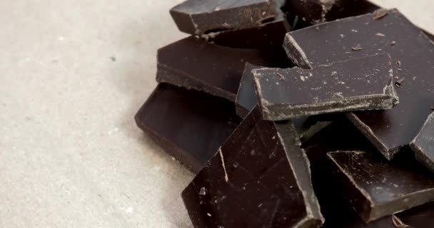 Morceaux Chocolat Noir Sur Plan Piste Rotatif — Video